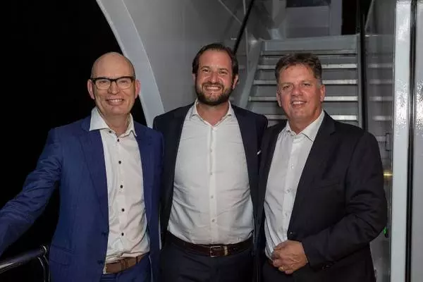 Sie setzen einen Meilenstein im umweltgerechten  Passagier-Flussschiffbau: Gerrie van Tiem (l.),   Marcel Zweers, Direktoren der Teamco Shipyard  und Karim Twerenbold (Mitte).