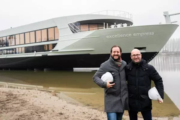 Das Umweltschiff Excellence Empress hat erstmals Wasser unter dem Kiel. VR-Präsident und Reedereichef Karim Twerenbold und Stephan Frei, CEO Reisebüro Mittelthurgau in der Werft. 