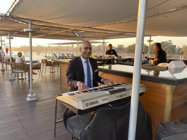 Der musikalischste Rezeptionist auf dem Nil Front Office Manager John spielt zur Teatime